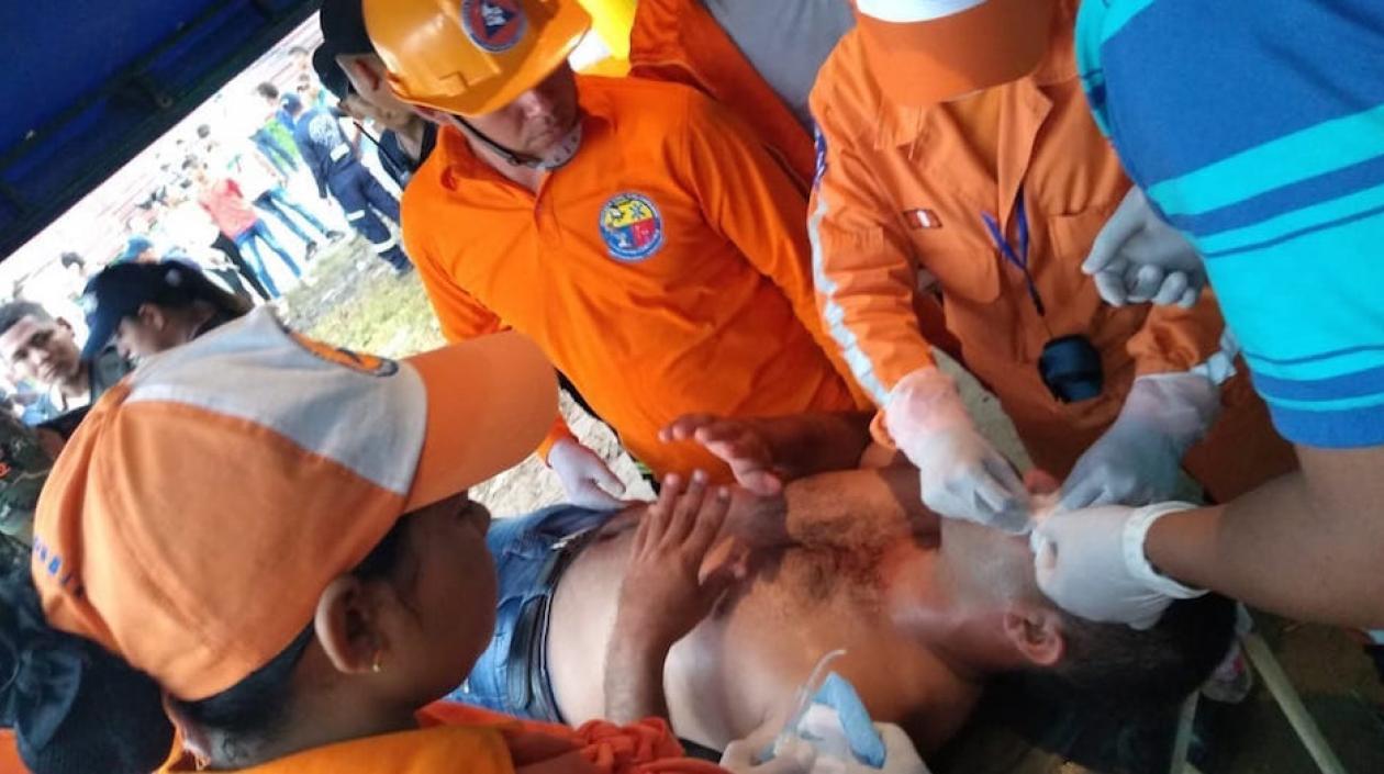 Uno de los heridos atendidos por personal de la Defensa Civil.