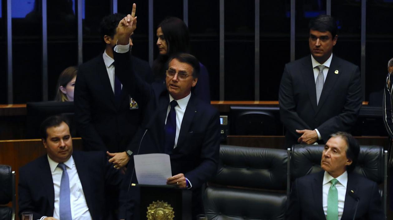 Jair Bolsonaro (c) asume como nuevo presidente de Brasil hoy en la Cámara de Diputados, en el Distrito Federal de Brasilia (Brasil)