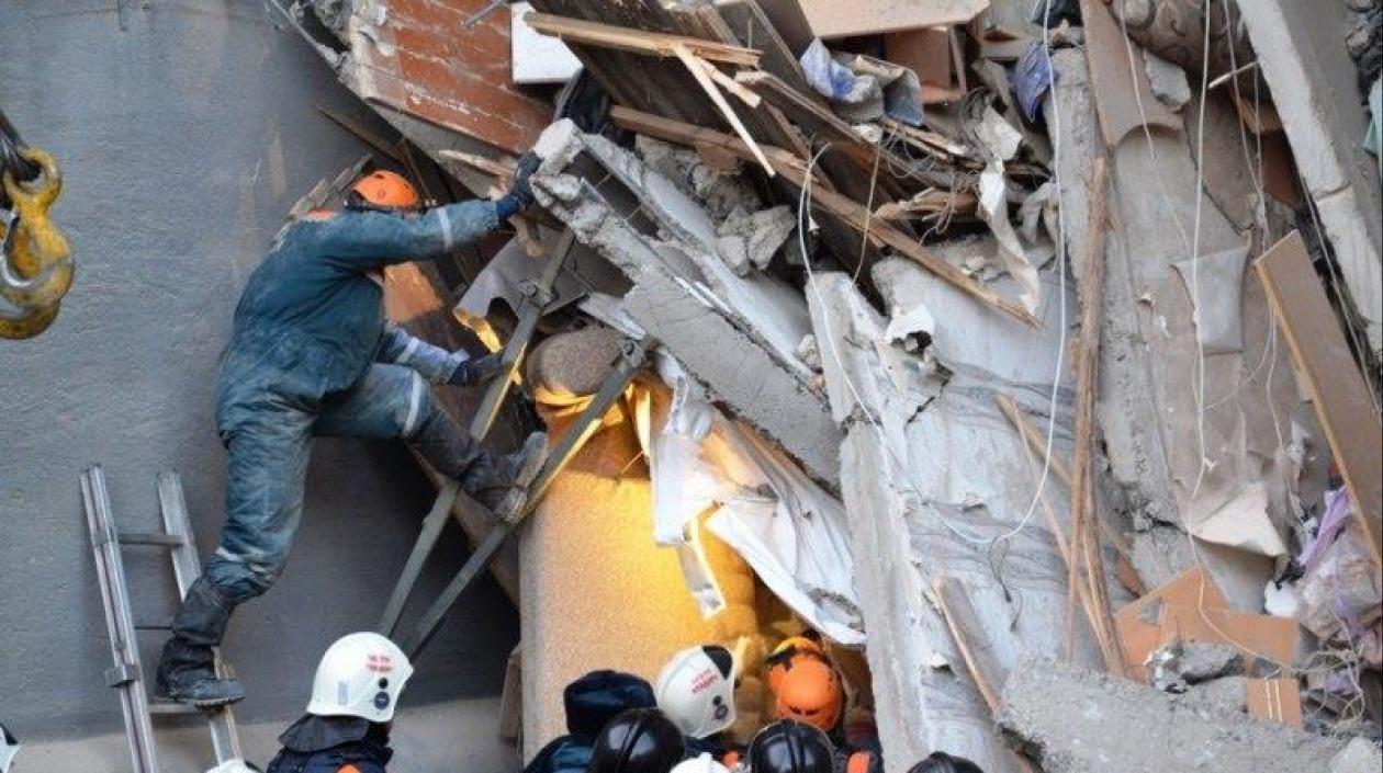 Rescatistas en el edificio derrumbado.