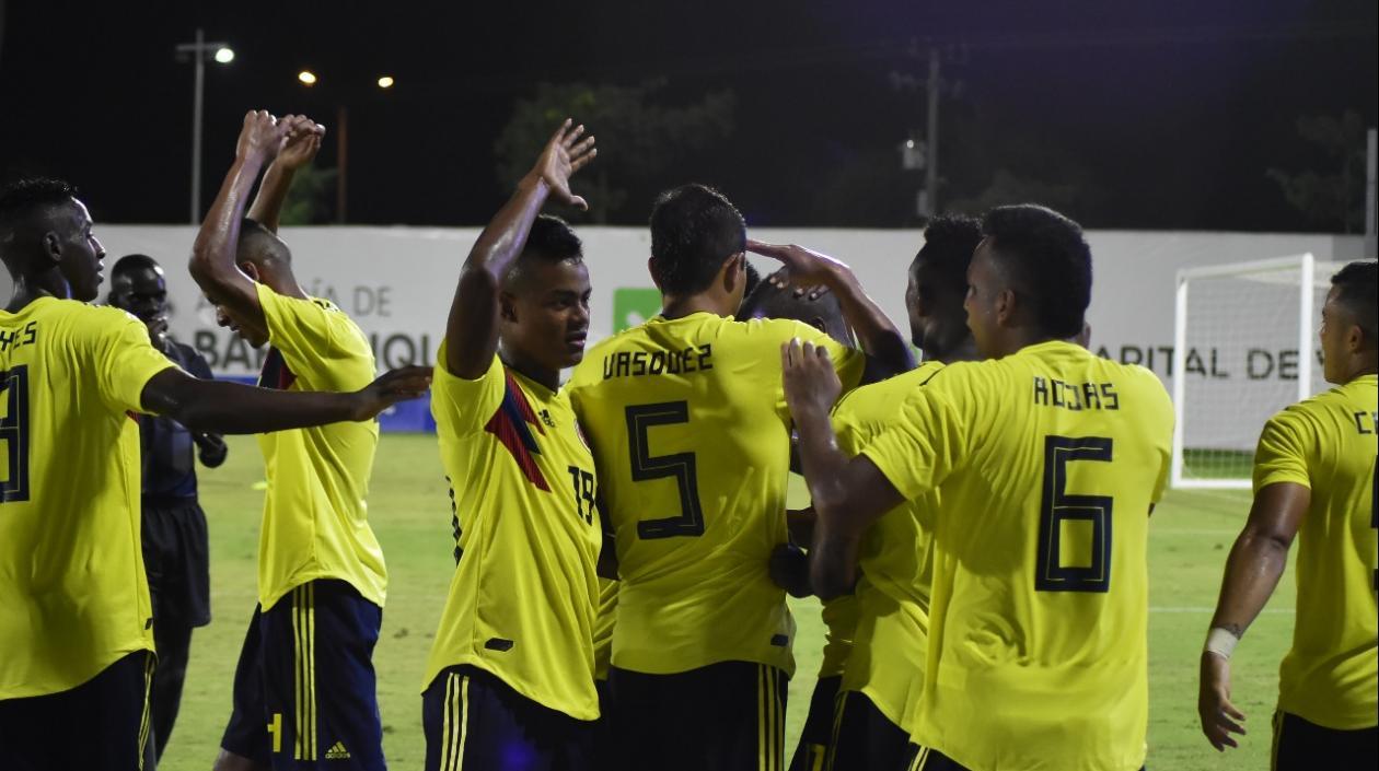 Luis Sandoval celebra un gol con sus compañeros. 