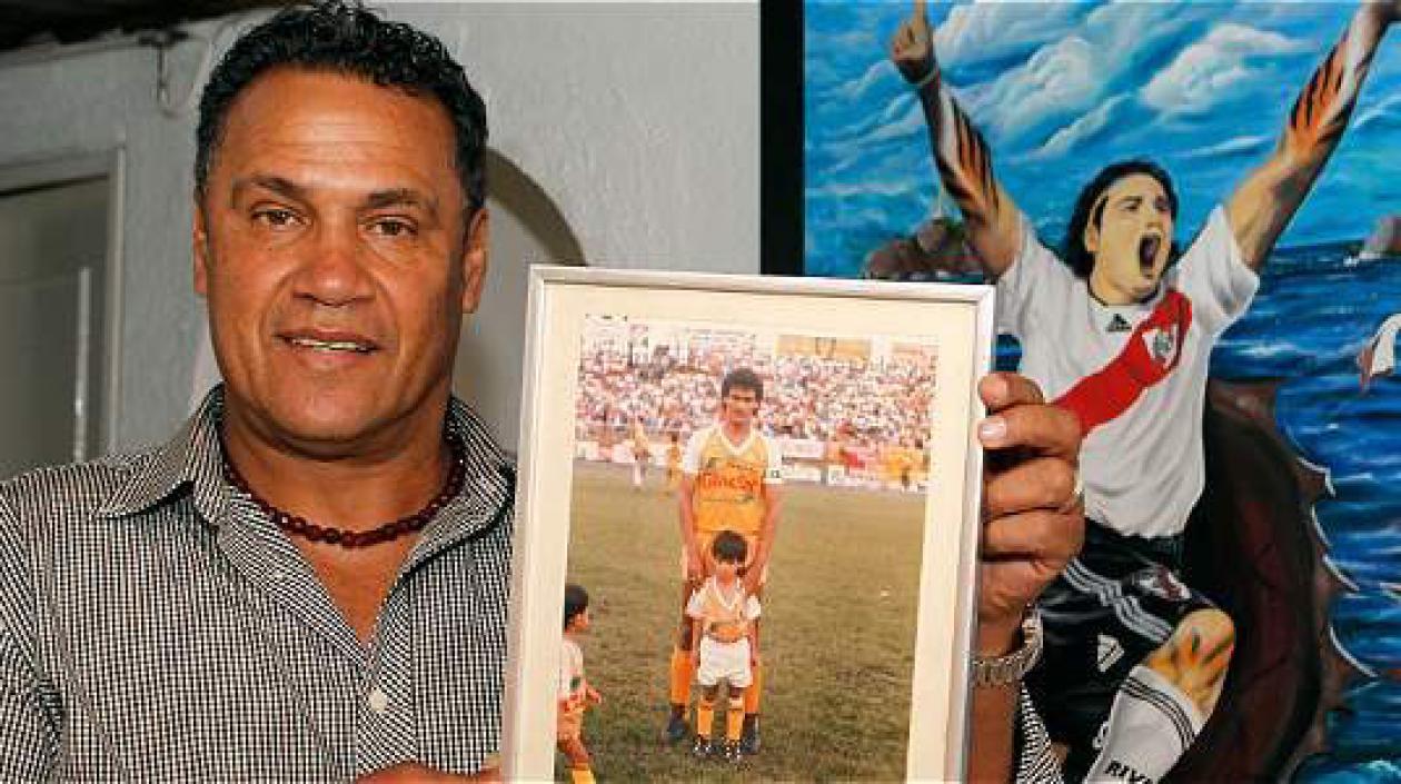 Radamel García, con foto como jugador activo y su hijo Falcao con el River de Argentina.