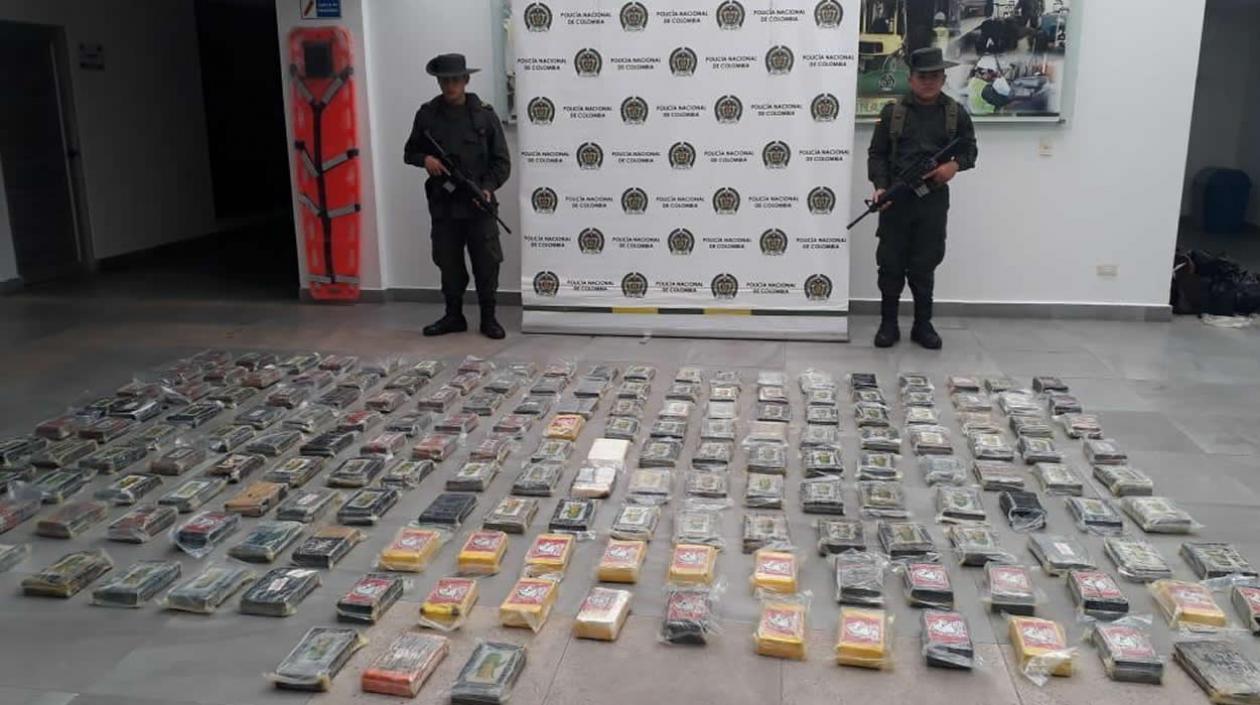 Policías Antinarcóticos custodian la droga incautada en Cartagena.