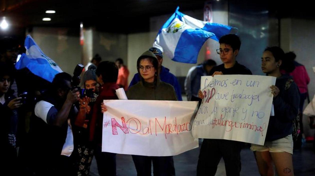 Manifestantes en el aeropuerto La Aurora de Guatemala para dar su apoyo al investigador
