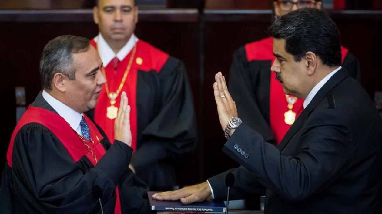 Nicolás Maduro tomando juramento.