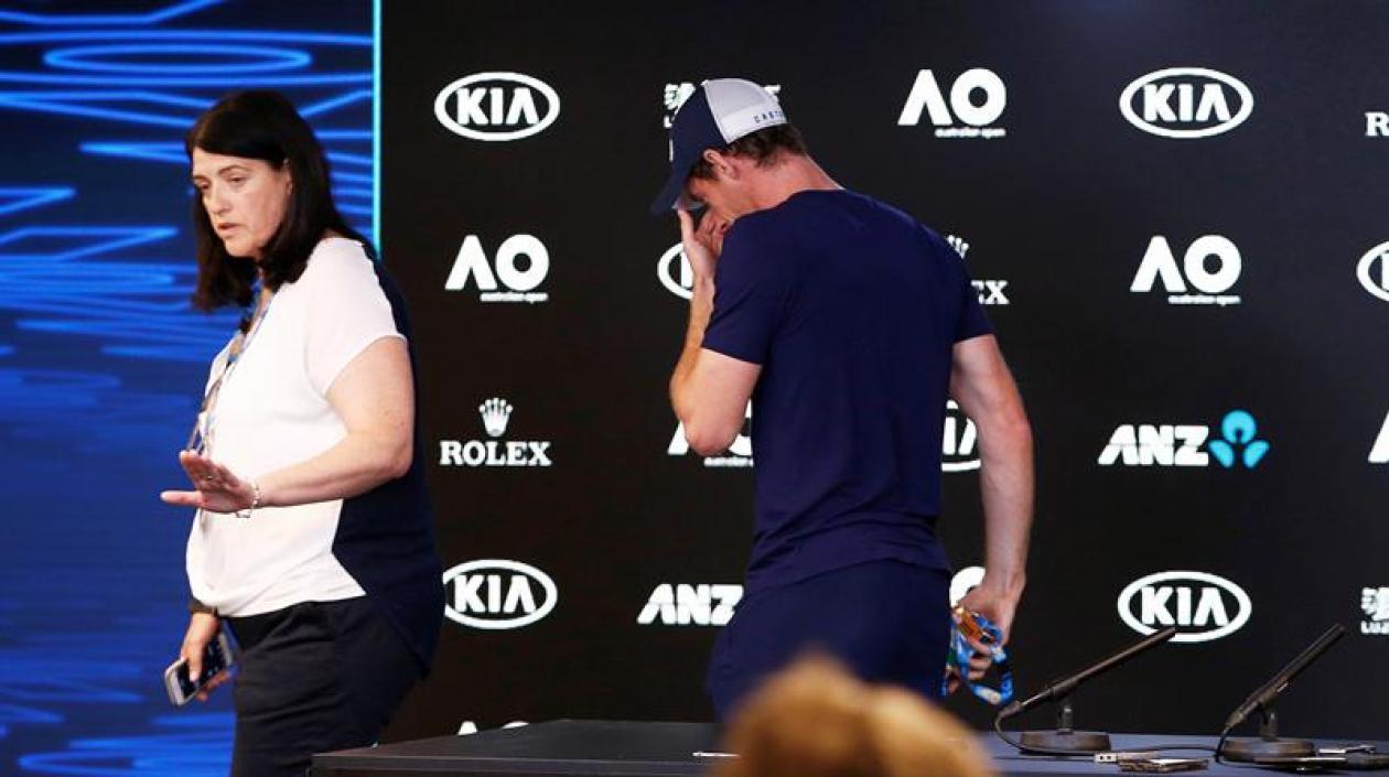 El tenista británico Andy Murray, abandona visiblemente emocionado la rueda de prensa previa a la fase final del Abierto de Australia en la que anunció su intención de retirarse tras el Grand Slam de Wimbledon.