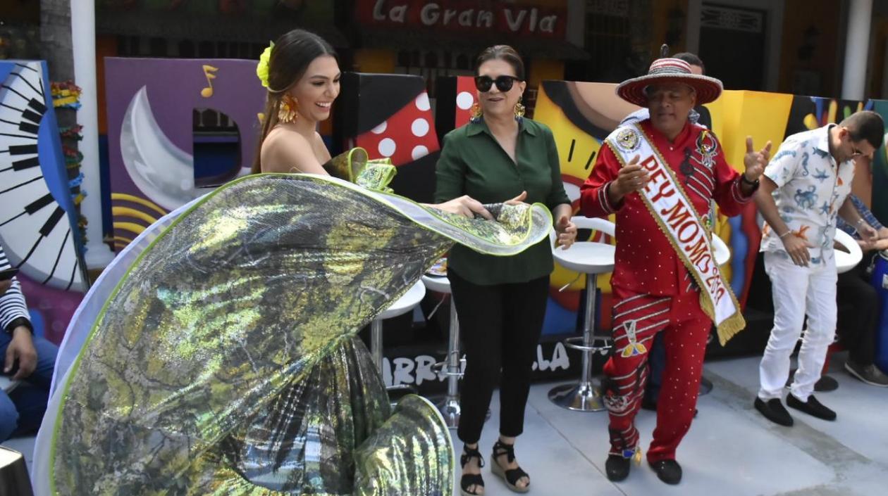 Carolina Segebre, Reina del Carnaval 2019; la presidenta del Carnaval, Carla Celia, y el rey Momo.