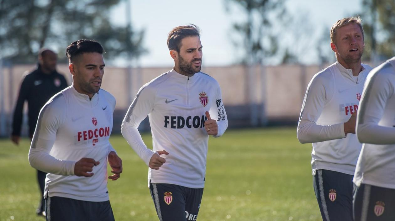 Falcao García entrena al lado de Cecs Fàbregas. 