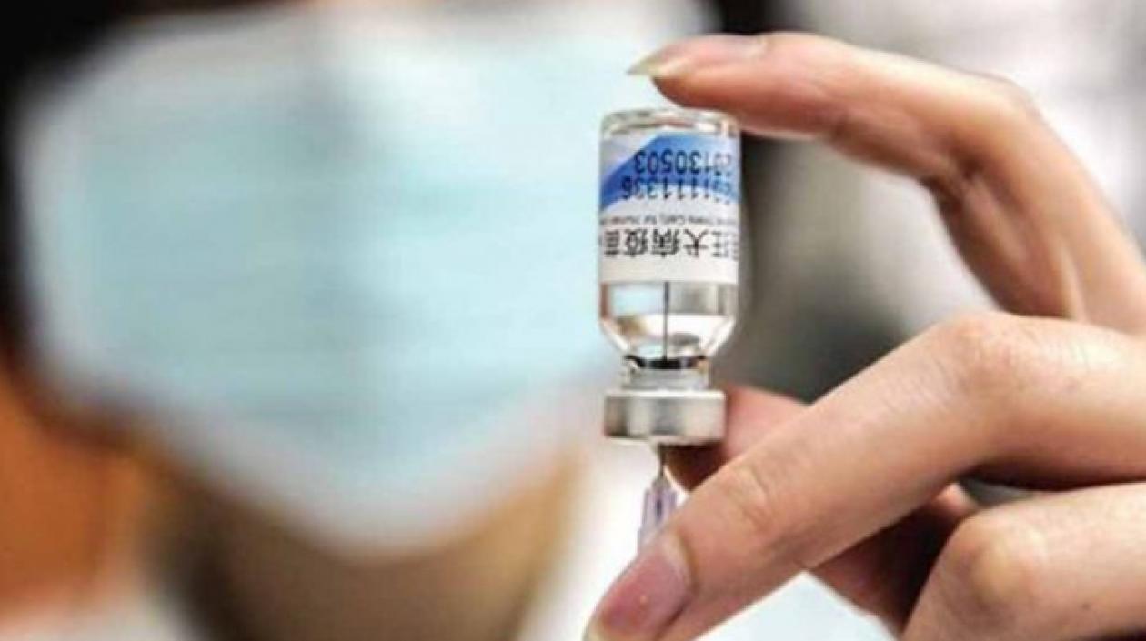 Padres en China buscan respuestas a las vacunas caducadas.