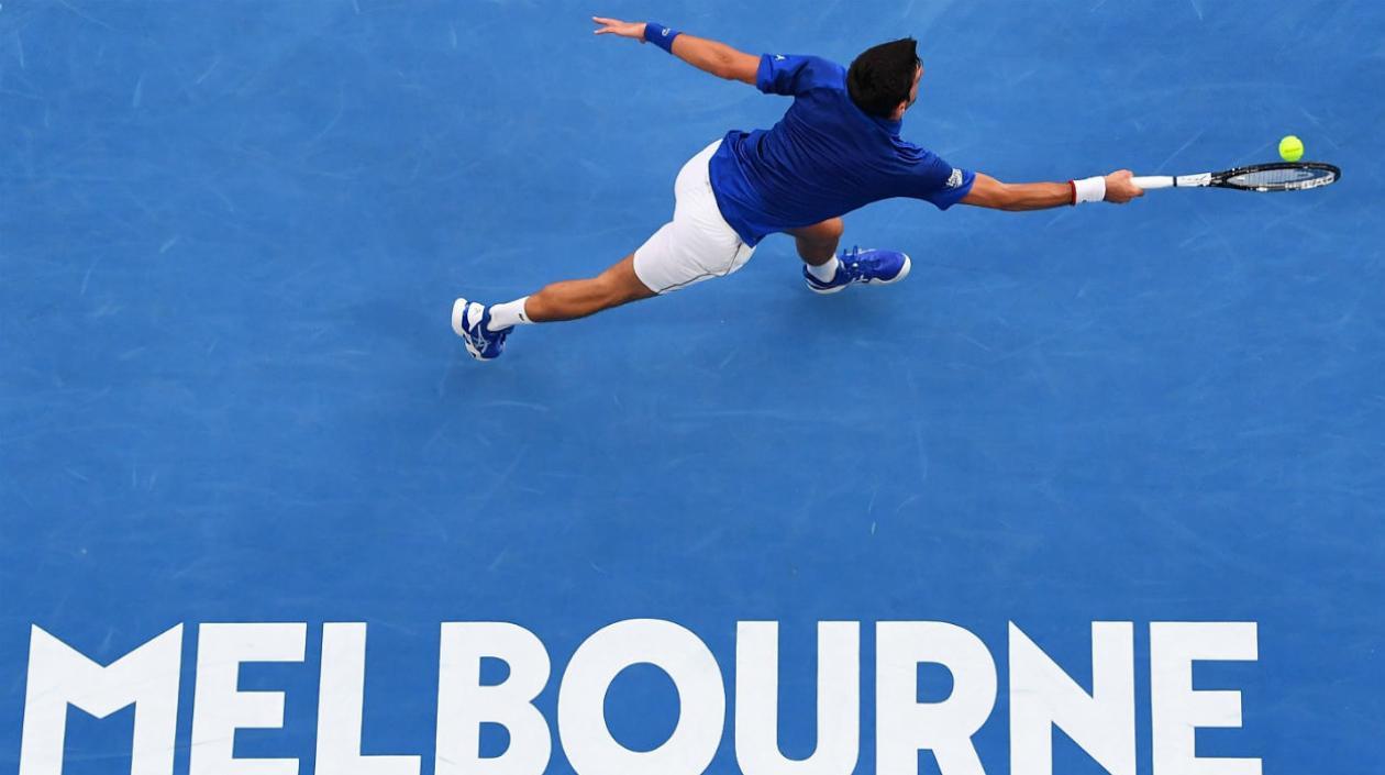 Novak Djokovic durante su partido debut en el Abierto de Australia. 
