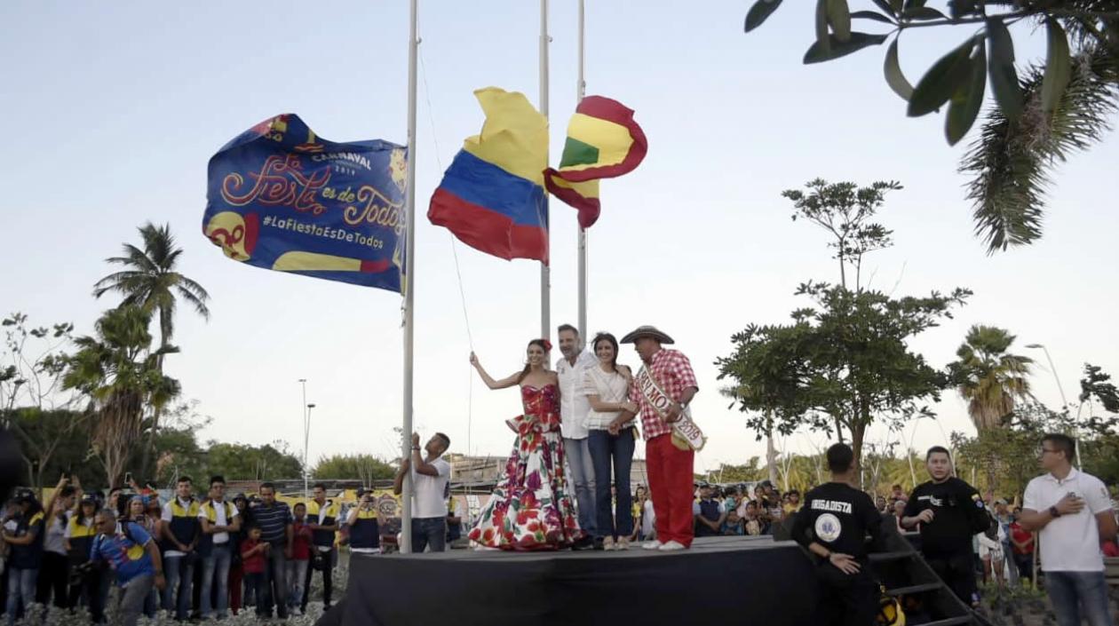 Los Reyes del Carnaval, el Secretario de Cultura y la Primera Dama izaron la bandera a media asta.