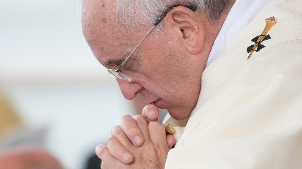 Papa Francisco en oración por Colombia.