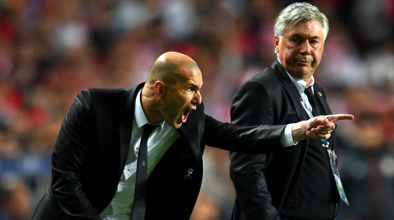 Zinedine Zidane da una instrucción ante la mirada de Carlo Ancelotti. 