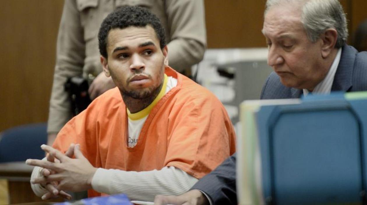 El rapero estadounidense Chris Brown durante un juicio en 2014 en Los Ángeles.