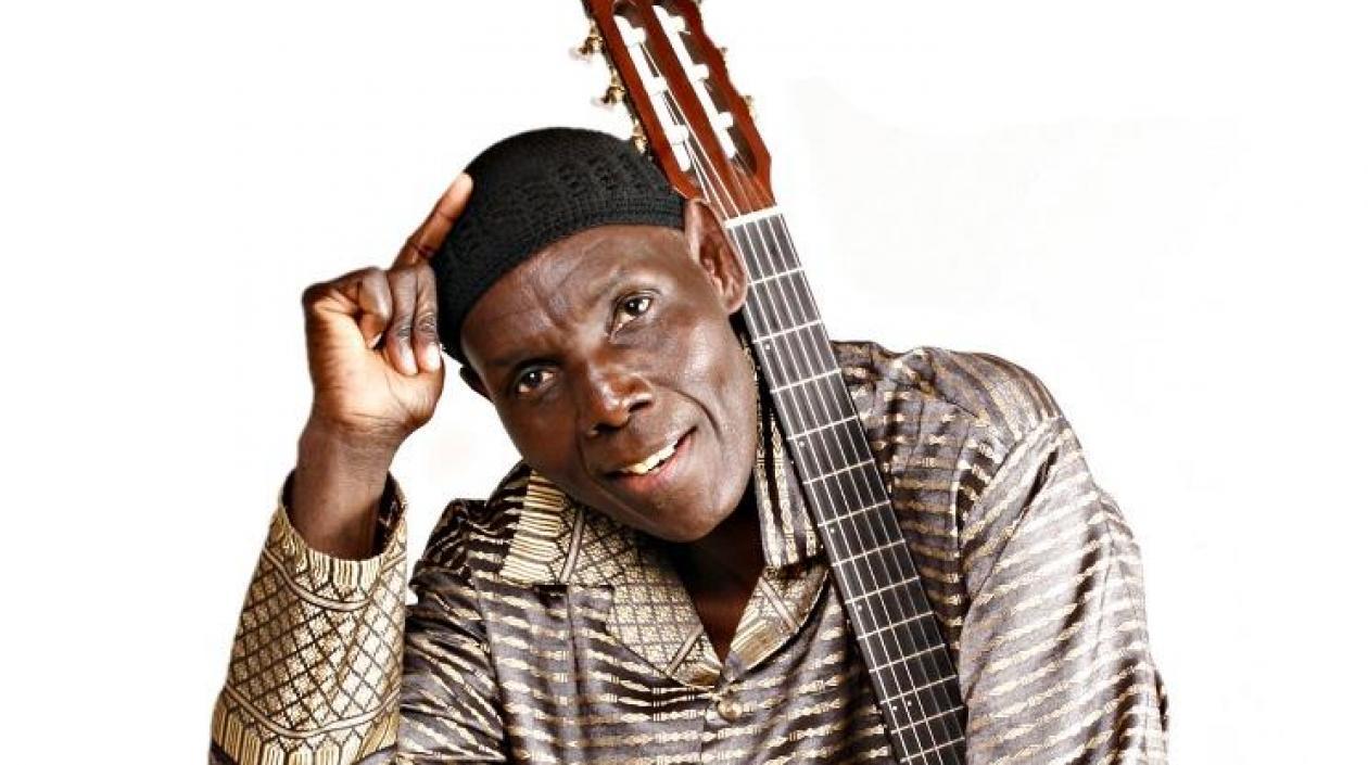 El músico zimbabuense "Tuku" Oliver Mtukudzi.