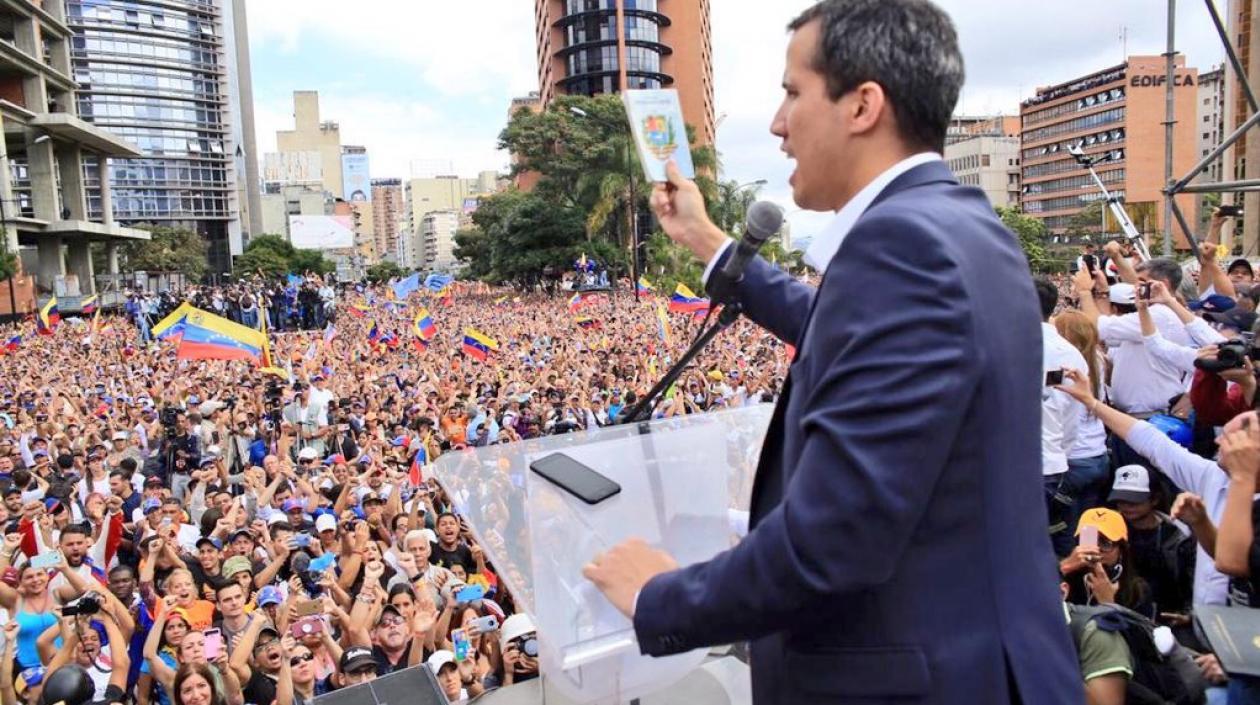 Juan Guaidó con los venezolanos que reclaman la rápida salida de Nicolás Maduro.