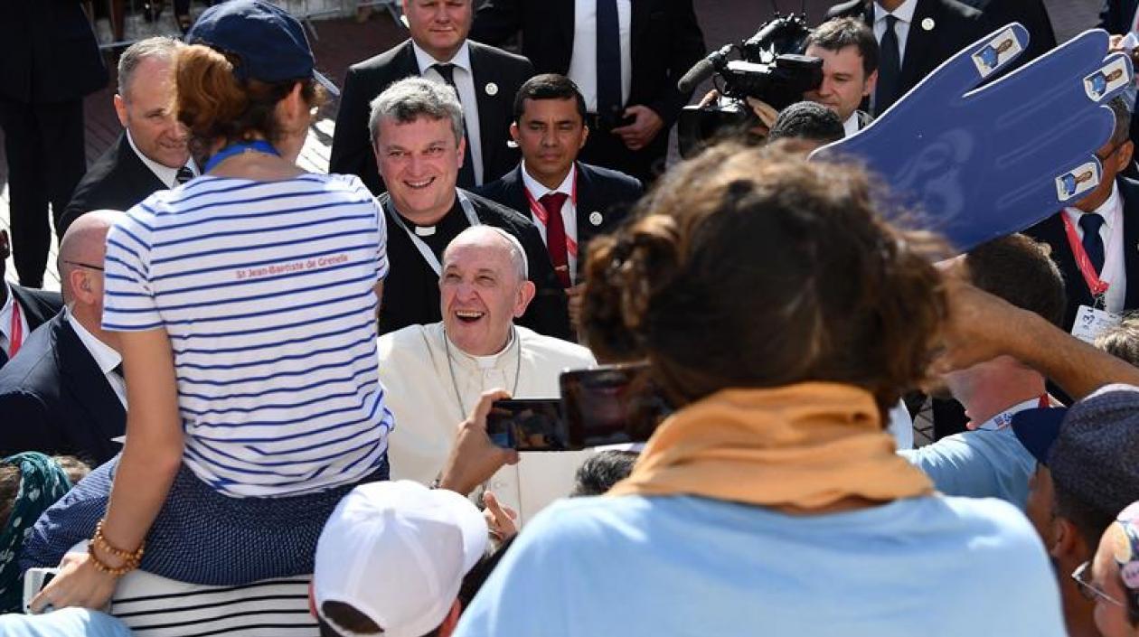 El Papa Francisco saluda a los jóvenes en Panamá.