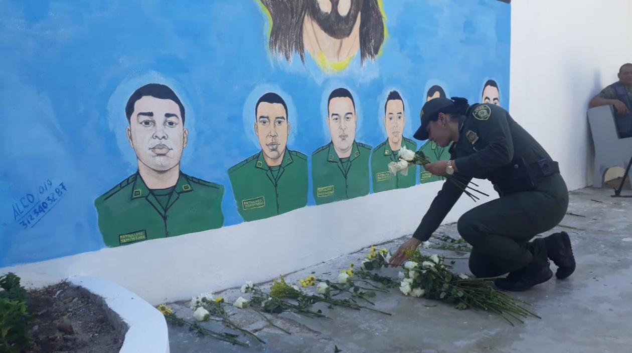 El mural en homenaje a las víctimas del atentado en la Estación de Policía San José.