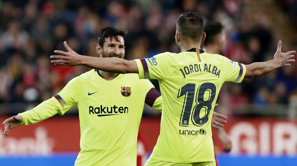 Lionel Messi celebra con Jordi Alba. 