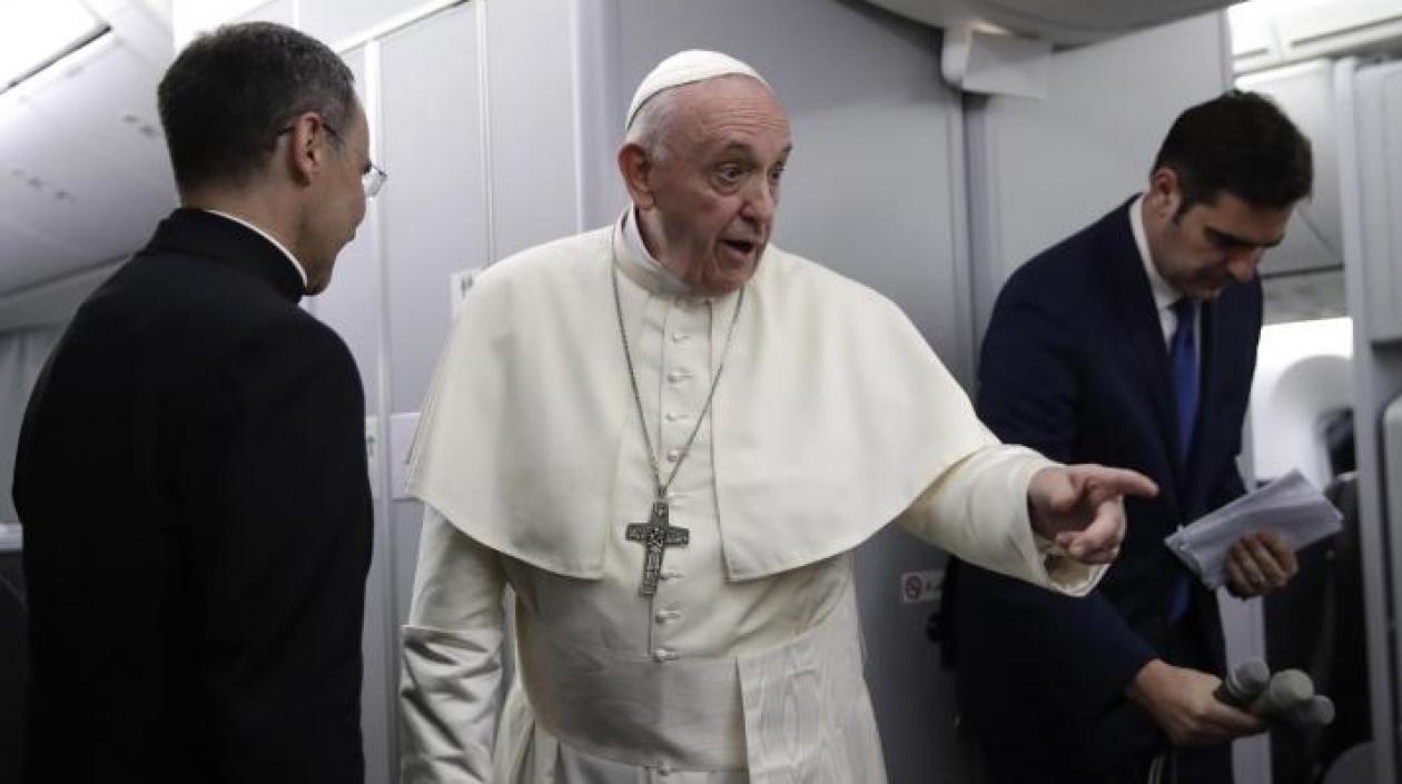El Papa Francisco (c) junto al portavoz del Vaticano, Alessandro Gisotti (d), responde a las preguntas de los periodistas durante un vuelo desde Panamá a Ciudad del Vaticano.