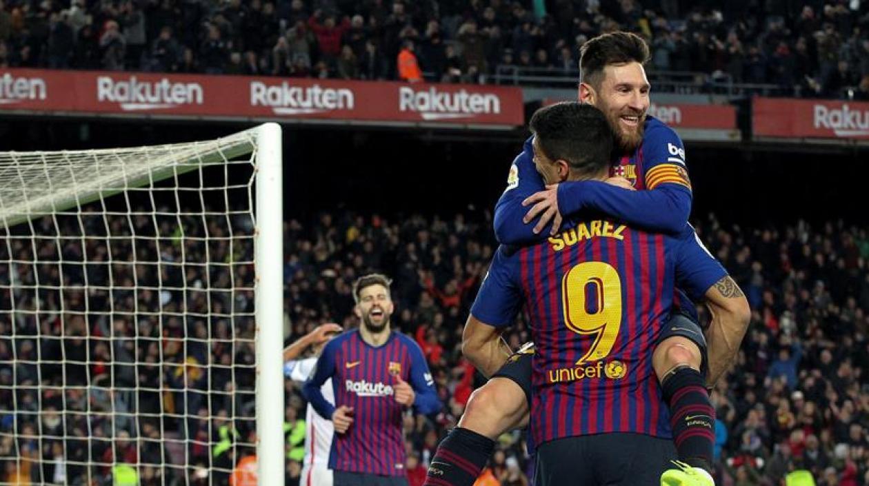 Lionel Messi y Luis Suárez celebrando el sexto gol.