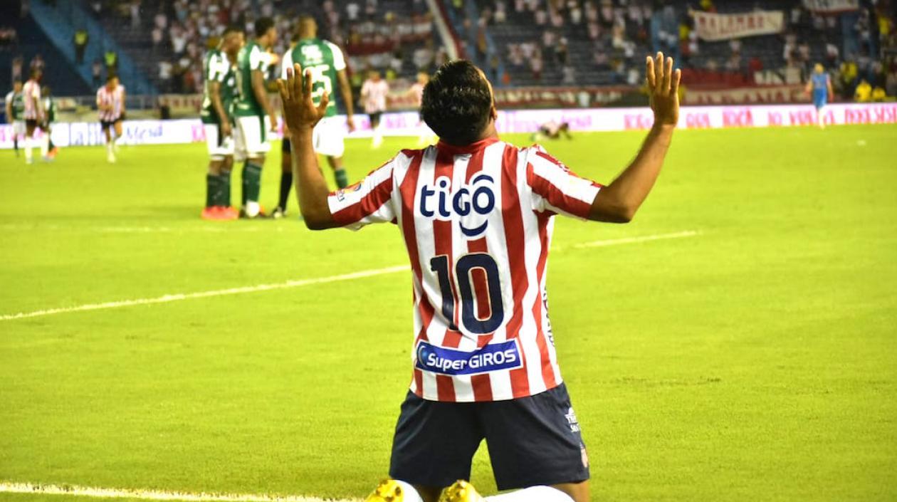 Luis 'Cariaco' Gonzáez celebrando el tercer gol juniorista.