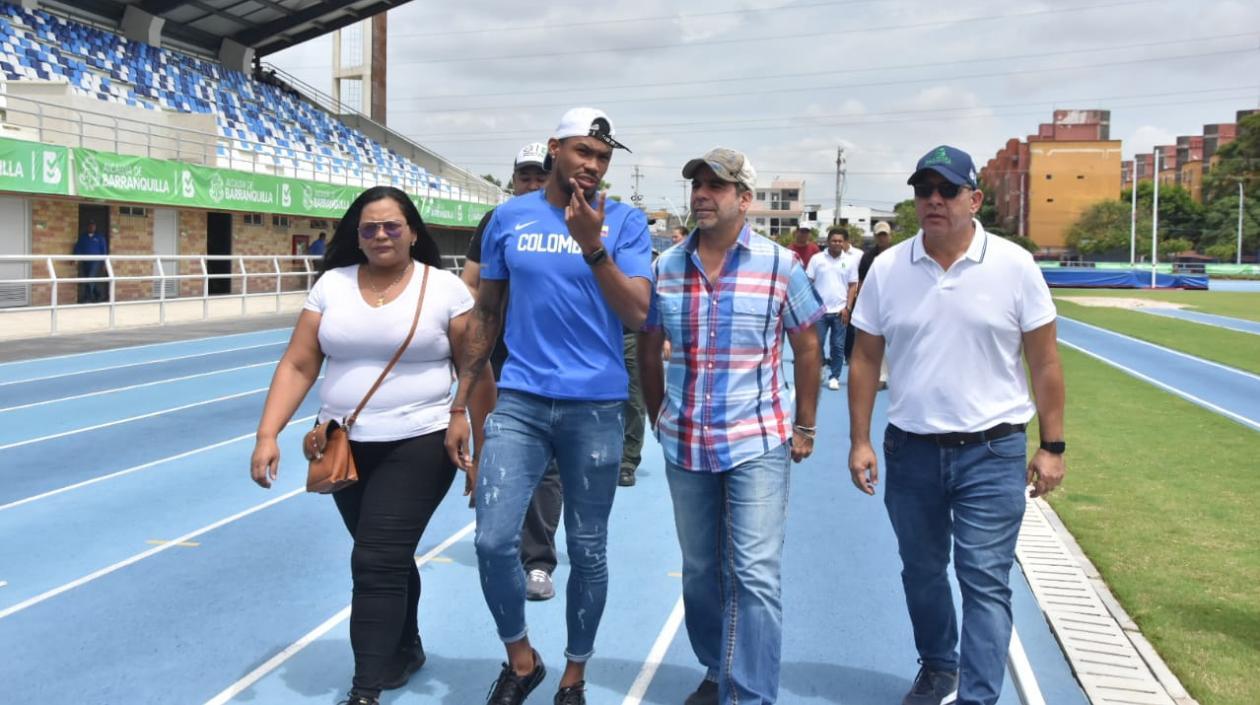 Miladis y Anthony Zambrano caminan por la pista atlética de la mano del alcalde Alejandro Char y el secretario José Luis Álvarez. 