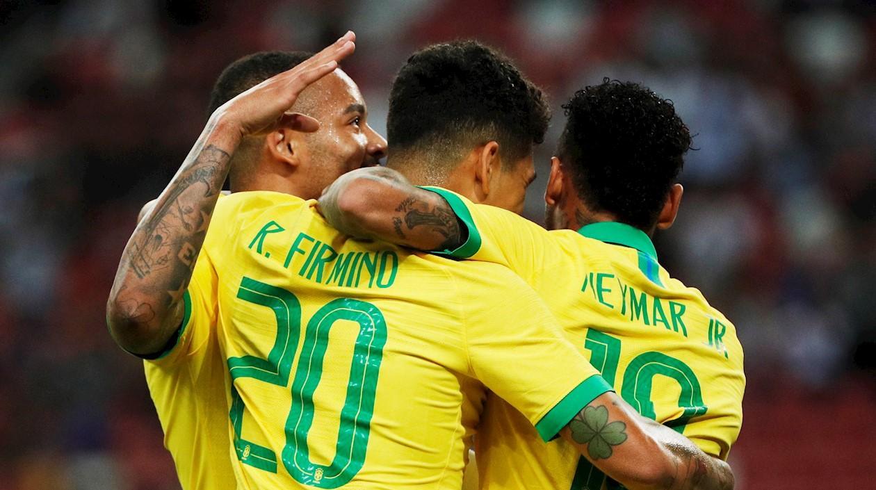 Neymar celebra con Firmino. 