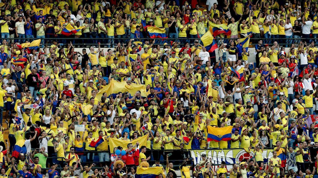 Hinchas de Colombia en la grada durante el partido ante Chile. 