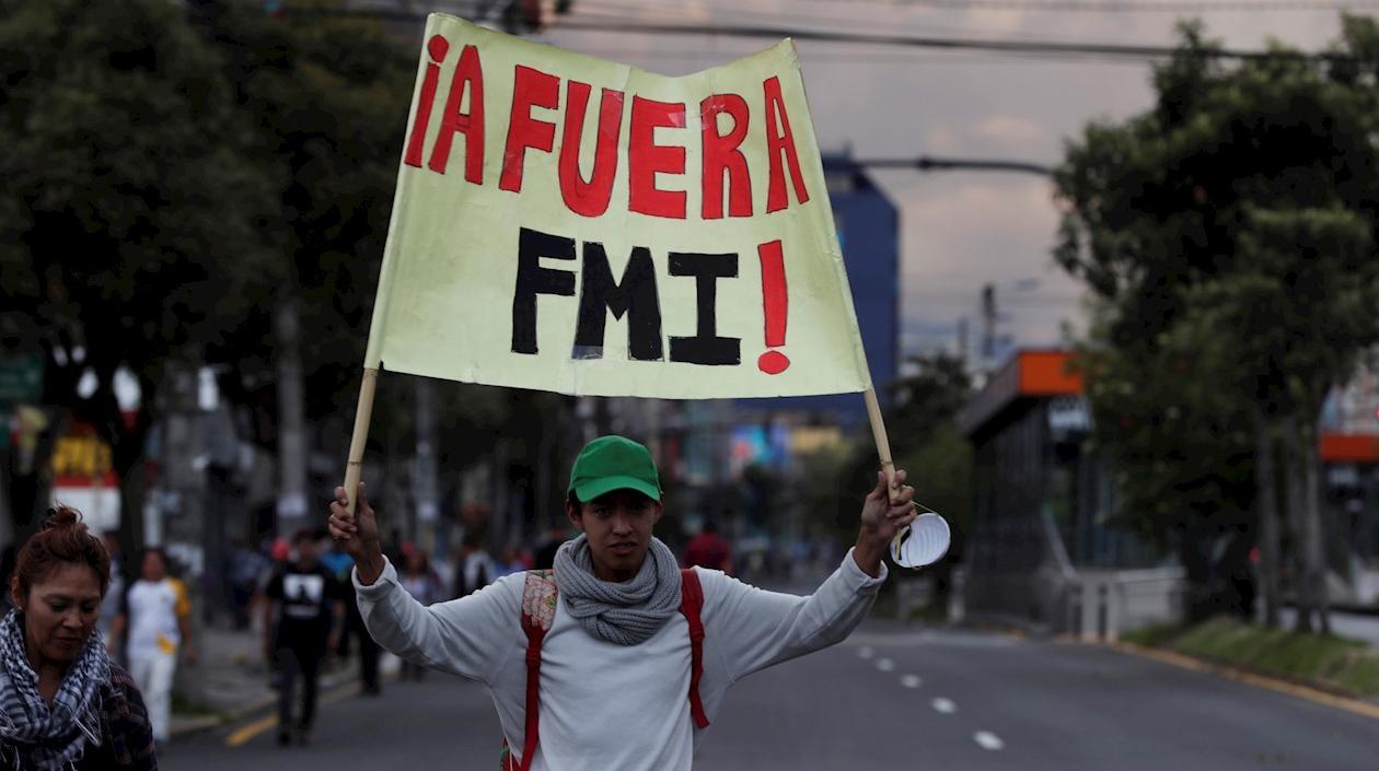 Manifestantes ecuatorianos protestan en las calles.