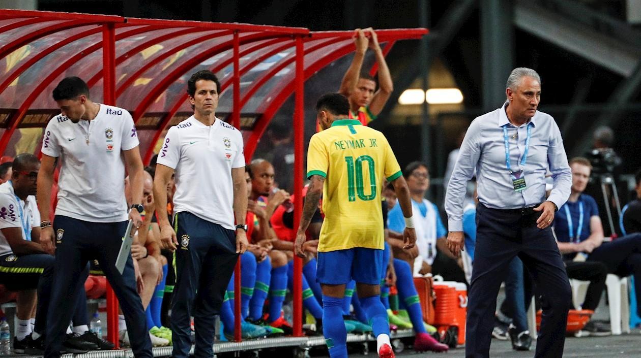 Neymar abandona la cancha lesionado. 