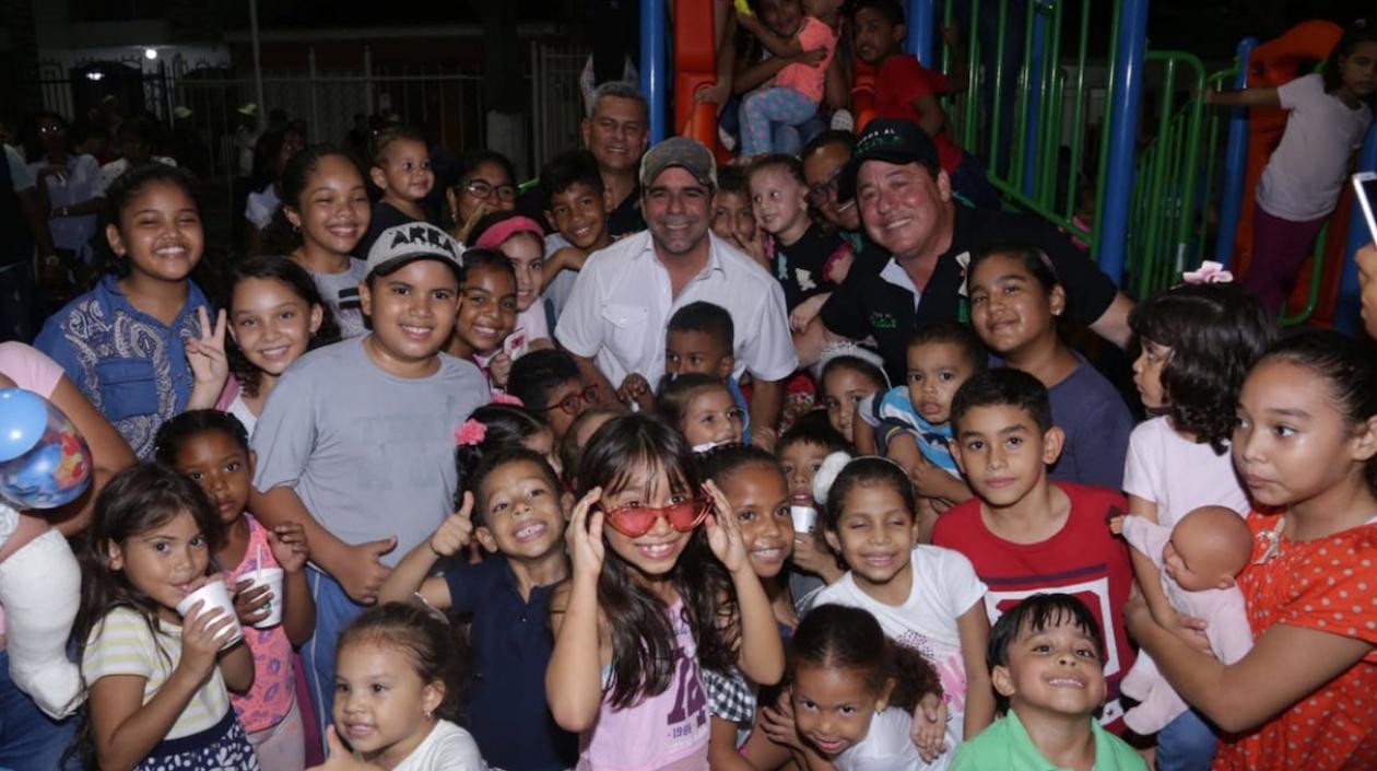 El Alcalde Char comparte con niños del barrio El Limón.
