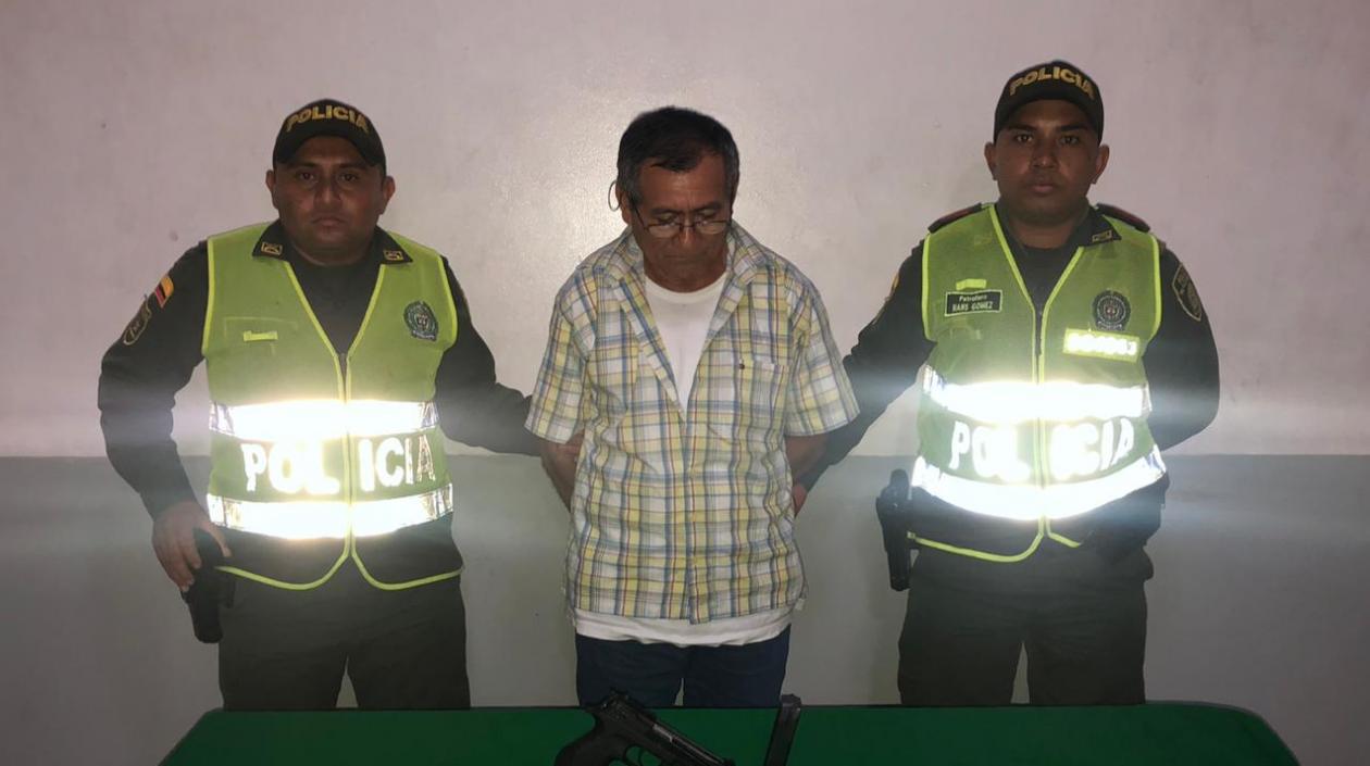  Hernán Rubén Padilla Montes, de 62 años, al centro con dos policías de la Metropolitana de Barranquilla.