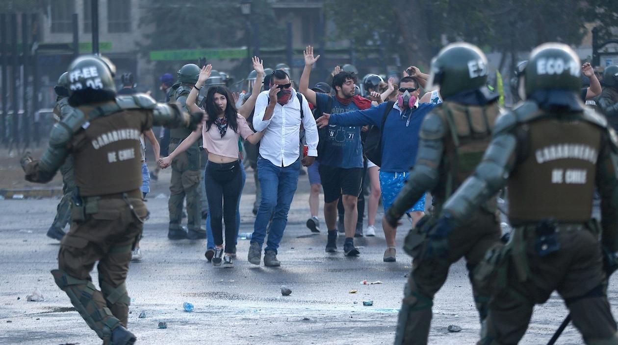 Manifestantes se enfrentan a Carabineros mientras se registran diversas protestas en contra del Gobierno, demandando mejoras sociales en Santiago (Chile).