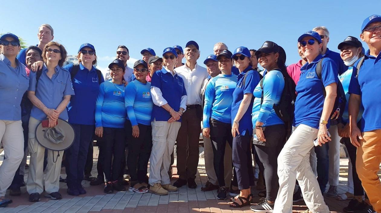 El ministro de Medio Ambiente de Colombia, Ricardo Lozano (c, blanco), visita este viernes junto a diplomáticos de la Unión Europea un paraje turístico en Santa Marta (Colombia).