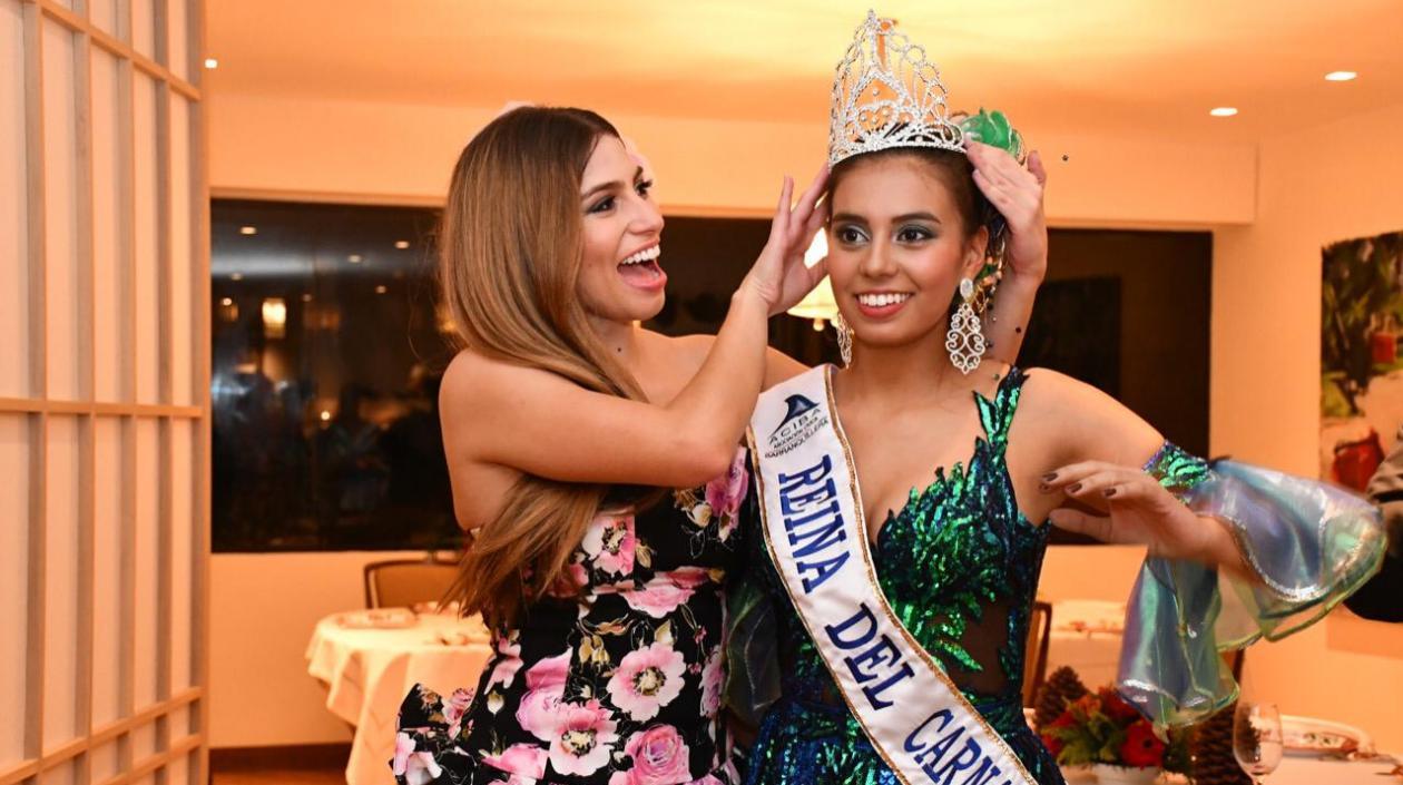 Isabella Chams (Reina del Carnaval de Barranquilla 2020) y Salomé Ospina (Reina del Carnaval de Aciba).