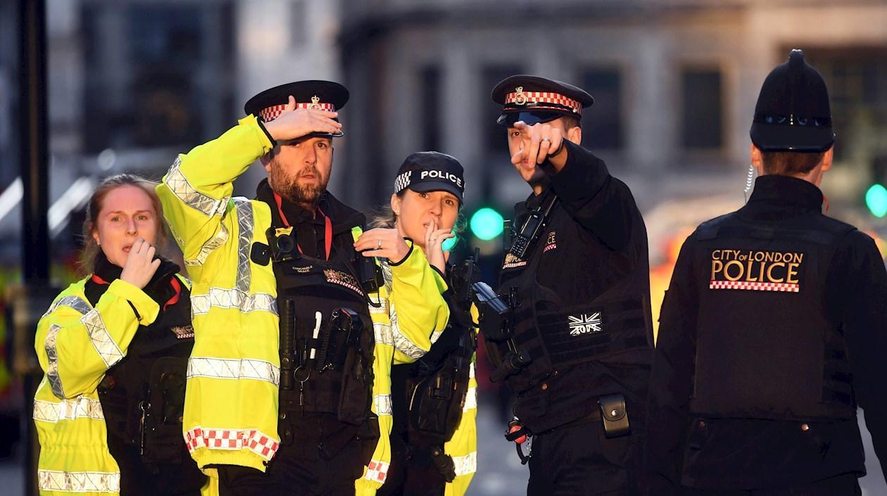 Agentes de policía cercan el lugar en el que se ha perpetrado, este viernes, un ataque terrorista, en Londres (Reino Unido). 