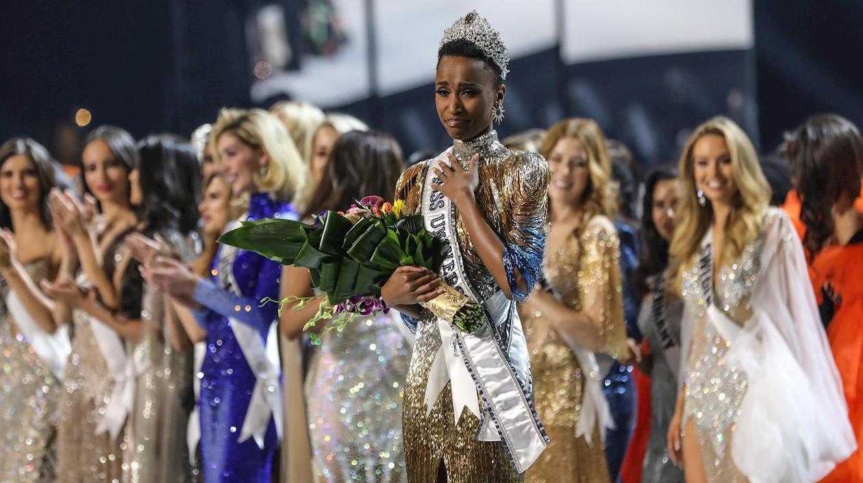 La sudafricana Zozibini Tunzi, fue coronada como Miss Universo 2019.