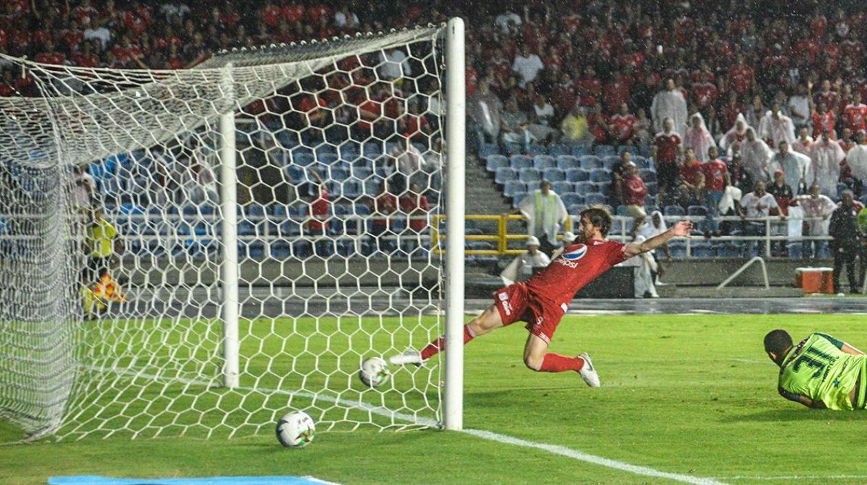 Acción de uno de los goles de Fernando Aristeguieta.
