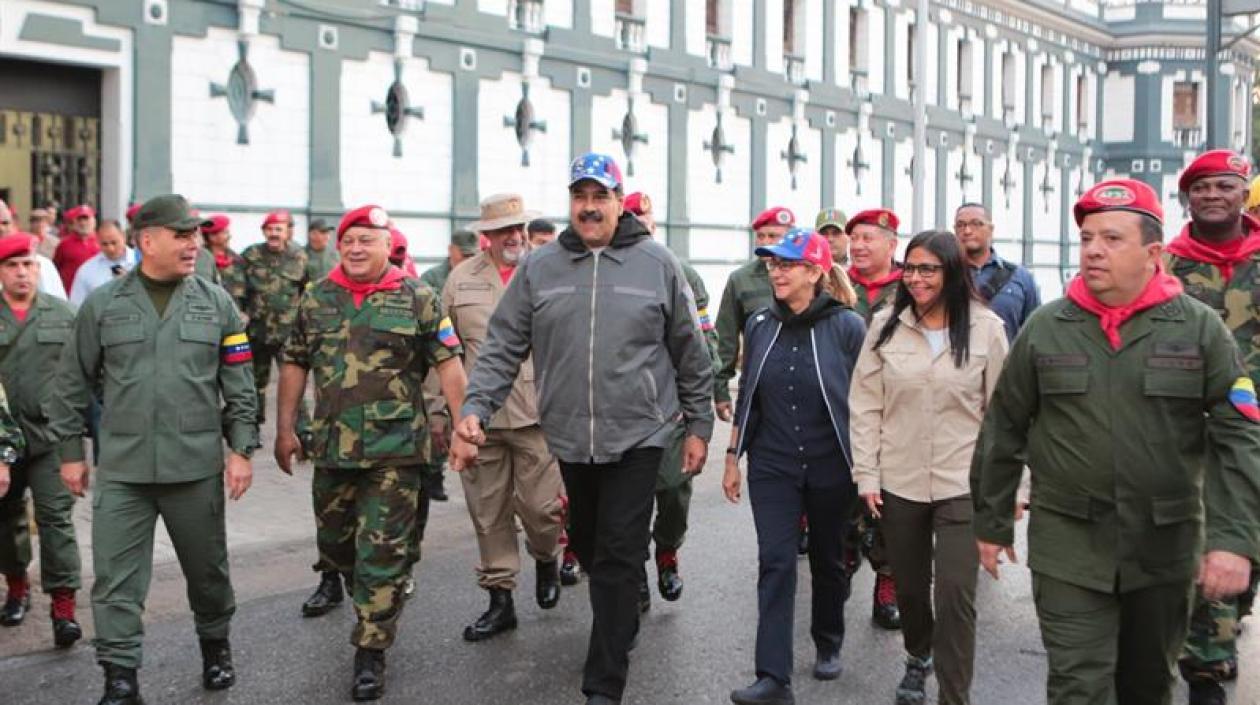  Fotografía cedida por la oficina de Prensa de Miraflores, del gobernante venezolano, Nicolás Maduro (c), durante un acto de Gobierno con militares este lunes en Maracay.