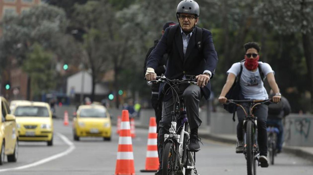  Un hombre circula en bicicleta por una calle durante el día sin carro este jueves, en Bogotá (Colombia). El Día sin Carro decretado por la Alcaldía de Bogotá se realiza una vez al año, el primer jueves de febrero. 