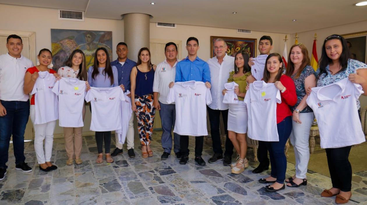 El Gobernador Eduardo Verano le dio la bienvenida a los 9 universitarios.