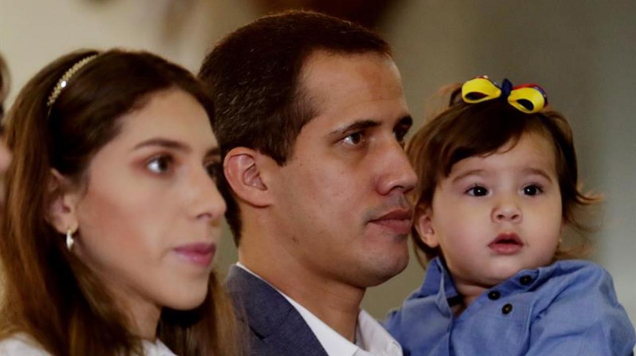 Juan Guaidó junto a su esposa, Fabiana Rosales, y su hija Miranda.