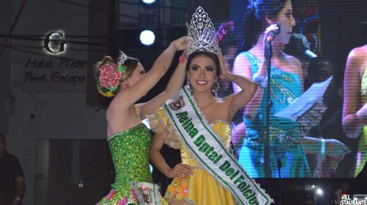 La Reina del Folclor 2018 María Alejandra Maury Donado entregó la corona a Cinthya Rincón.