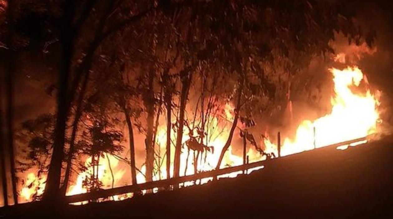 Un incendio se produjo tras el atentado en Orito, Putumayo.