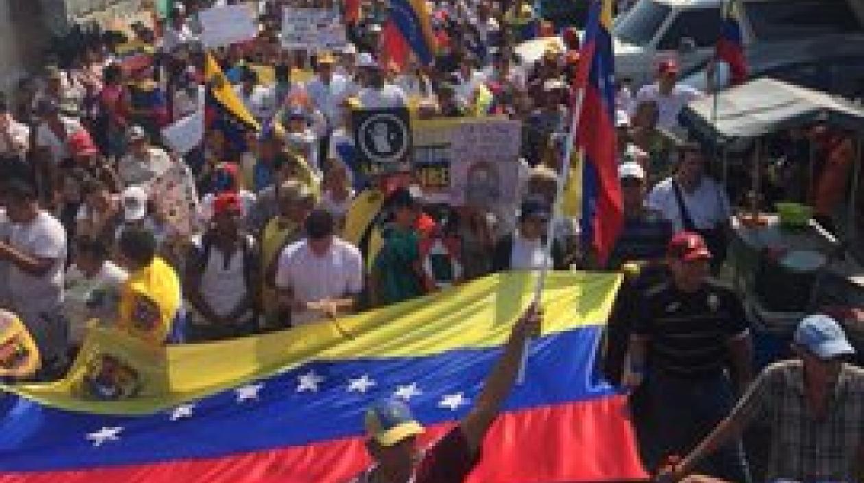 Un grupo de personas protesta pidiendo ayudas humanitarias para Venezuela.