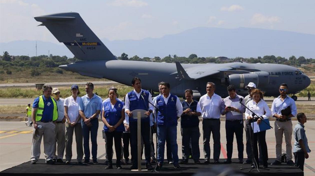 Representante del Gobierno reciben avión de EE.UU. con ayuda para venezolanos.