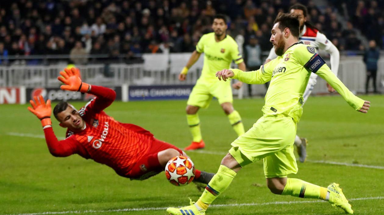 Lionel Messi enfrenta al portero del Lyon, Anthony Lopes.