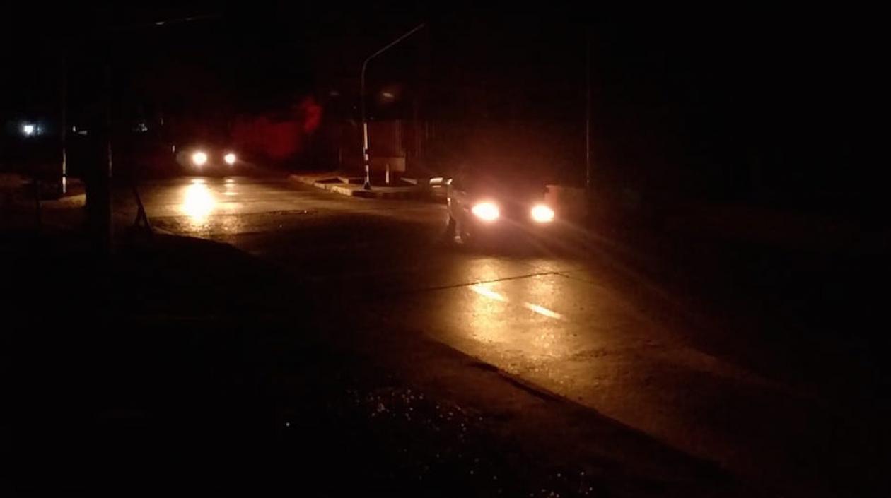 Sólo las luces de los vehículos iluminando las calles de los sectores afectados.