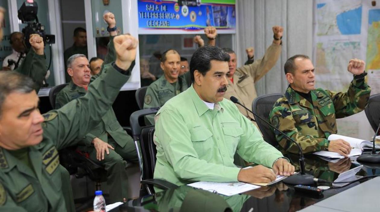 Fotografía cedida por prensa de Miraflores que muestra al presidente de Venezuela, Nicolás Maduro (c), mientras participa en un acto de gobierno, en compañía de militares.