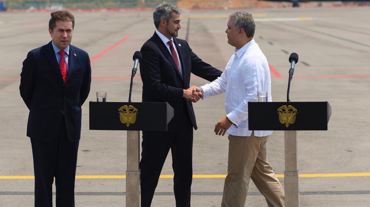 Los mandatarios se reunieron en el aeropuerto de la capital de Norte de Santander mientras comenzaba en la frontera el Concierto ‘Venezuela Aid Live’.